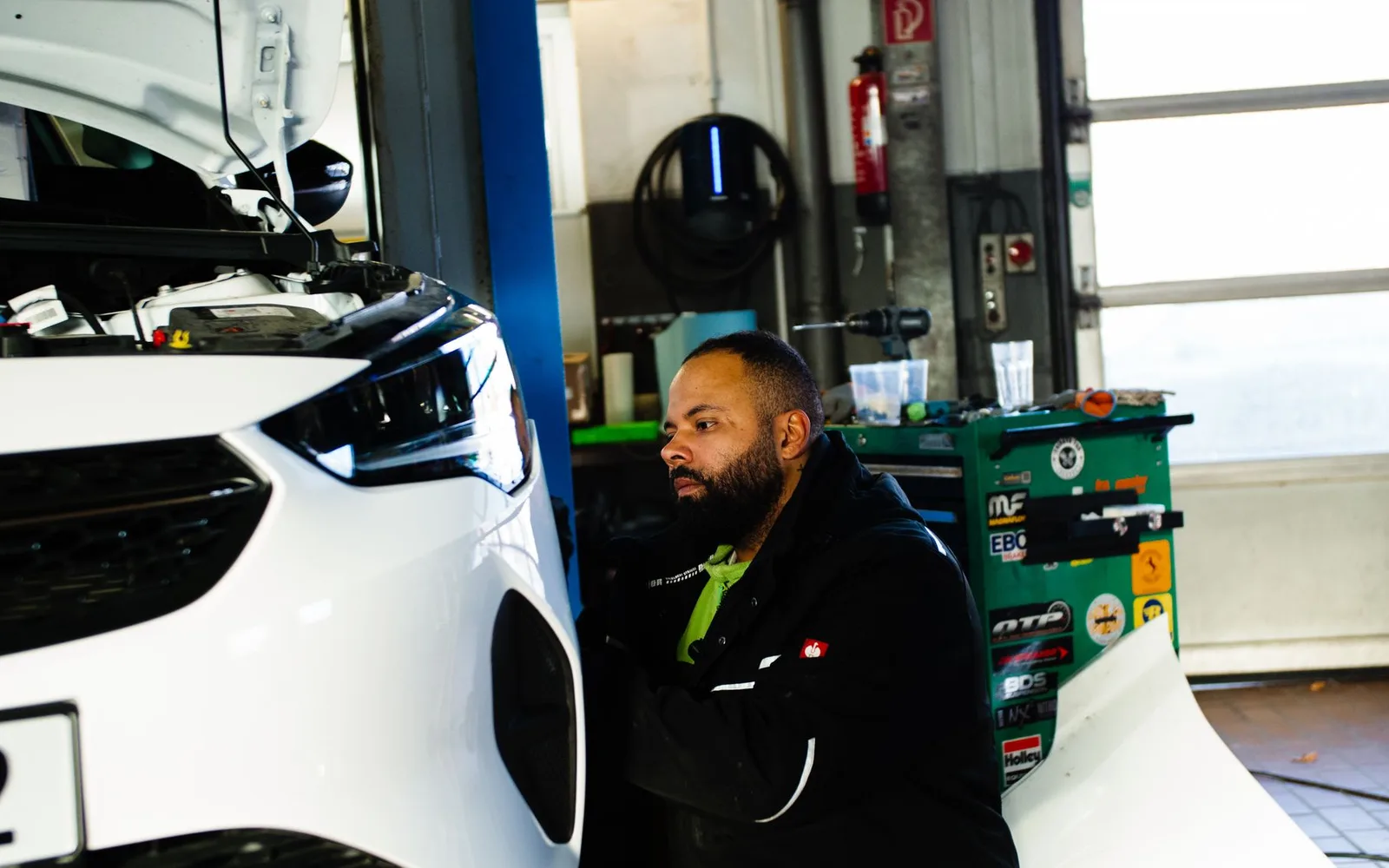 mekaanikko tarkastaa autoa korjaamolla – autokauppariita Vantaa