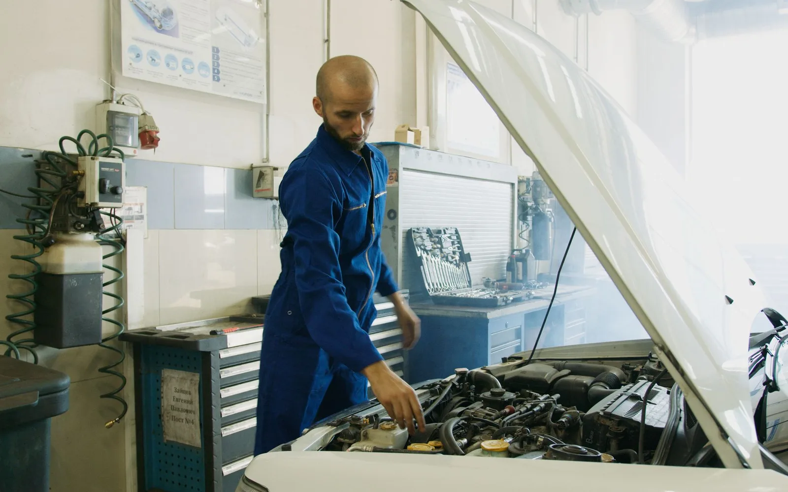 moottorin tarkastus konepellin alta – hinnanalennus autokaupassa